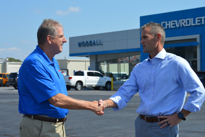 A photo of Robert Woodall and R.J. Weaver shaking hands. 